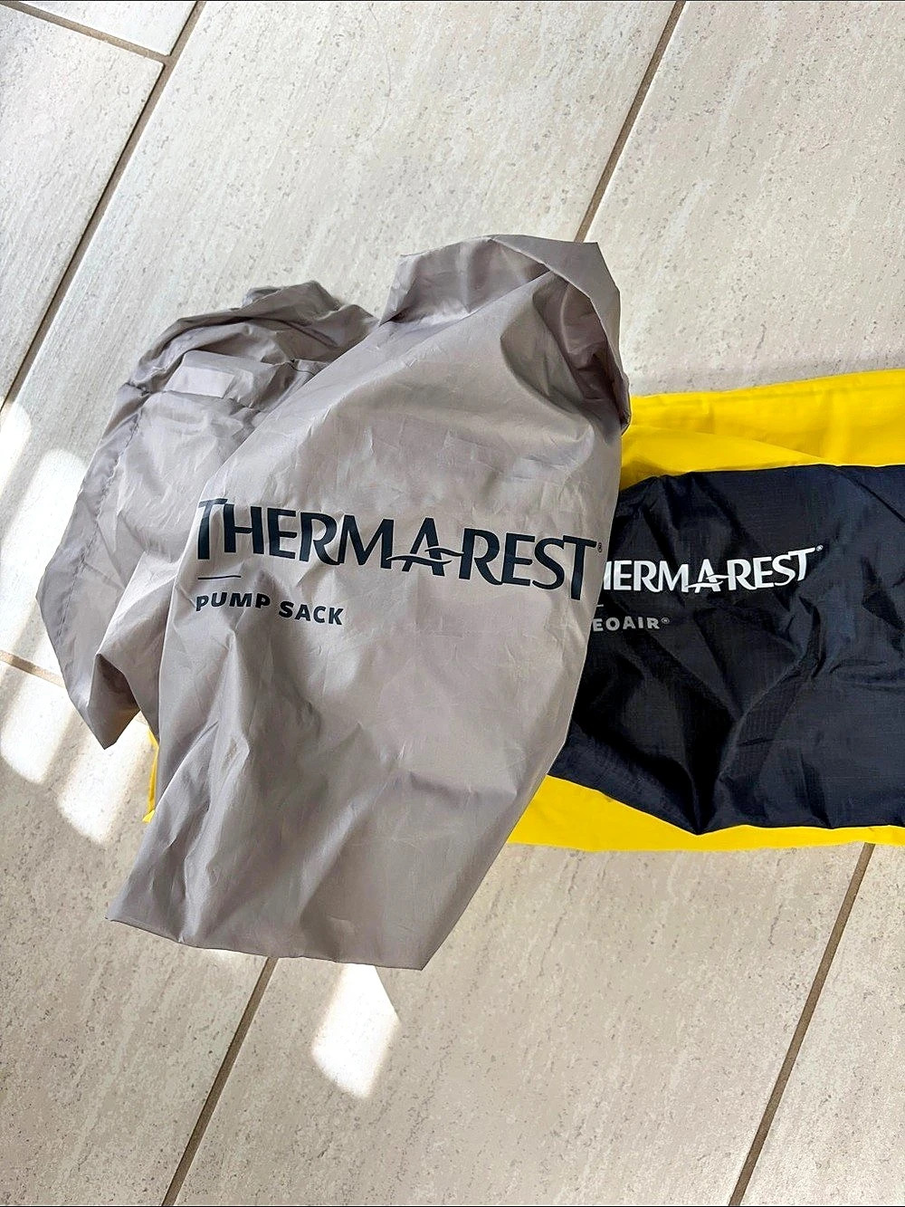 Therm-a-Rest NeoAir Xlite Sleeping Pad Regular Wide, Lemon Curry with Pump Sack